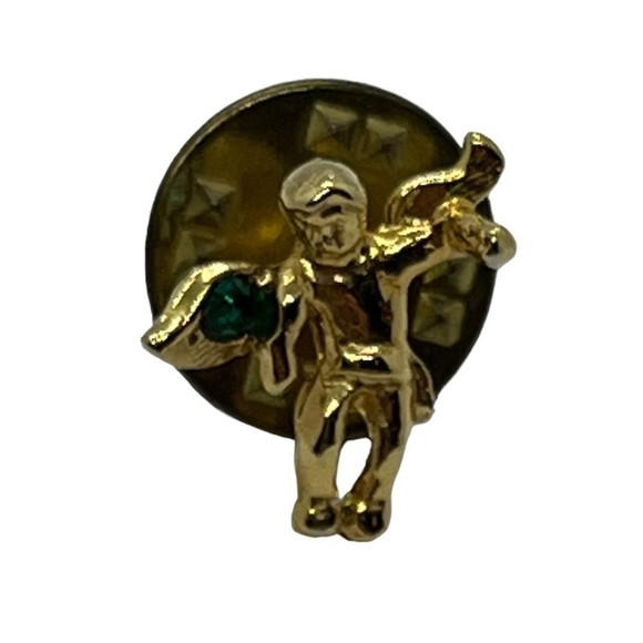 𝅺VINTAGE Cherub Pin Brooch May Birthstone Emerald Cupid Angel - Picture 1 of 4